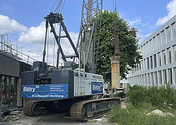 Grundwasserbrunnenbohrung mit Seilbagger, Strassenverkehrsamt Aargau