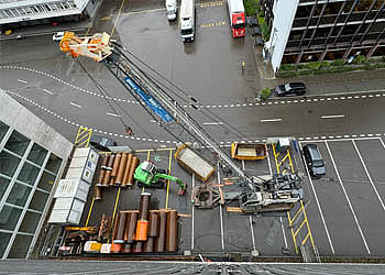 Grundwasserbohrung mit Standrohr-Bohrung und Seilbagger am Flughafen Zürich